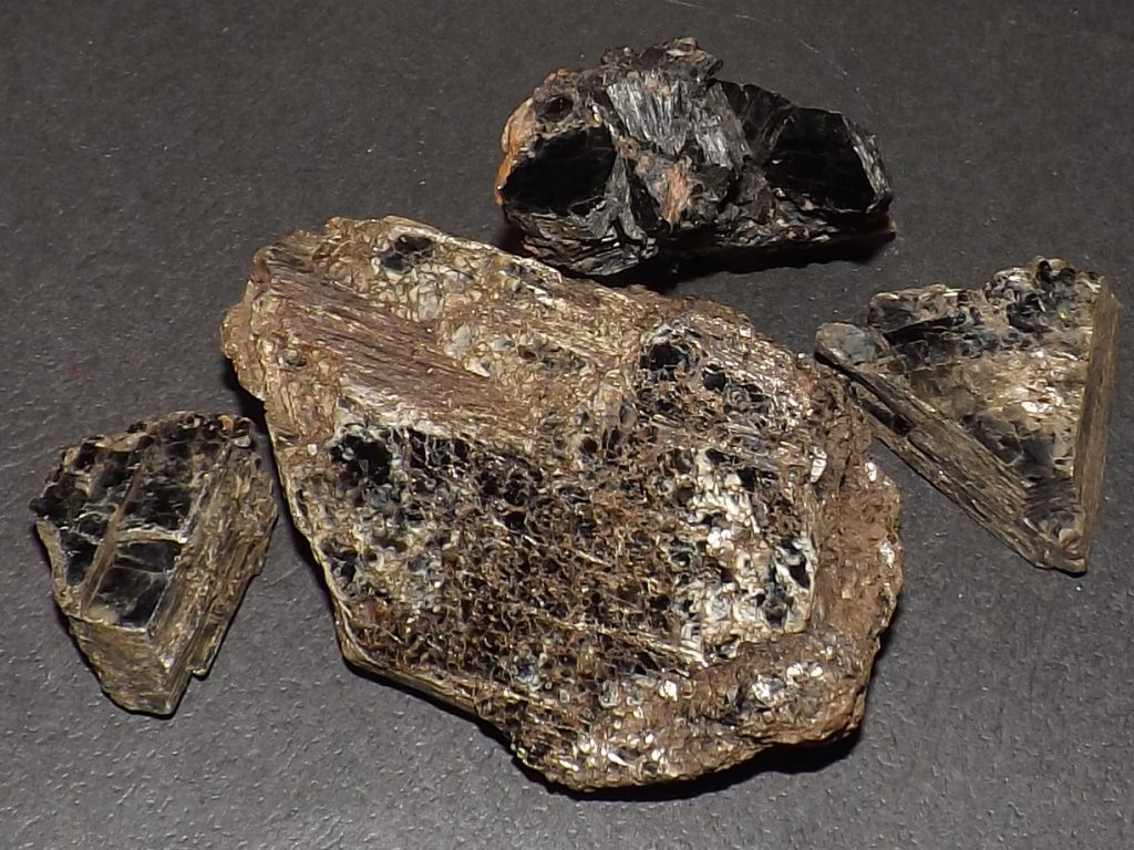 Biotite, Black Mica Flakes, Used for Decorating, Thermal & Electrical  Insulator